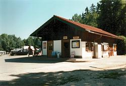 Vorschaubild: Camping Mühlleiten in Berchtesgaden An der Einfahrt zum Platz befinden sich die Rezeption und ein kleiner Kiosk. Hier gibt es alles Wichtige zu kaufen