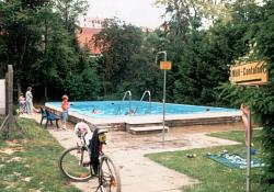 Vorschaubild: KNAUS-Campingpark Frickenhausen in Frickenhausen bei Ochsenfurt Ein kleiner Pool gehört auch zu den Anlagen des Platzes. Links daneben befinden sich die Müllcontainer