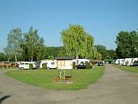 Vorschaubild: Europa Camping in Willstätt-Sand in der Mitte befinden sich die Stellplätze für Touristen, am Rand die Dauercamper