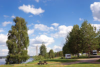 Vorschaubild: Camping Ounaskoski in Rovaniemi die Holzfällerkerzenbrücke rechts neben dem Platz