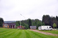 Vorschaubild: Camping Korvalan Kestikievari in Tiainen Rovaniemi ansteigende Wiese