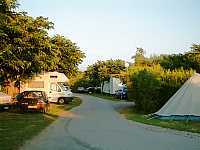 Vorschaubild: Camping International Erromardie in St-Jean-de-Luz Breite, asphaltierte Wege im gesamte Platzgelände