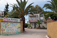 Vorschaubild: La Palma in Menfi Platzeinfahrt, im Hintergrund die Verkaufsstelle