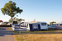 Vorschaubild: Tobisviks Camping in Simrishamn links zur Einfahrt, rechts zum Strand