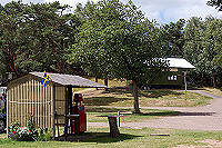 Vorschaubild: Råbocka Familjecamping in Ängelholm Aufwaschstelle, getrennt vom Sanitärgebäude (im Hintergrund)