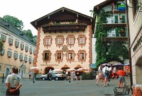 Vorschaubild: St. Wolfgang Die bemalten Häuser in St. Wolfgang lassen den Ort wie aus einem Bilderbuch erscheinen.