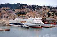 Vorschaubild: Die Anreise Die Fähre im Hafen von Genua