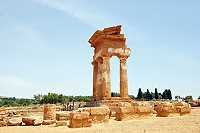 Vorschaubild: Im Tal der Tempel (Agrigento) Die vier Säulen des Tempels von Castor und Pollux