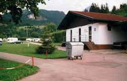 Vorschaubild: Camping Reutte in Reutte Sauber und großräumig sind die Toilettenanlagen. Sogar eine Sauna ist in dem gegenüberliegenden Sanitärgebäude vorhanden. Die Räume mit den Waschmaschinen werden um 19.00 Uhr, die Duschen um 22.00 Uhr verschlossen