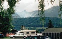 Vorschaubild: Schloßcamping in Volders in Tirol Eingerahmt wird der Campingplatz von den Gipfeln der Alpen