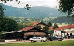 Vorschaubild: Schloßcamping in Volders in Tirol Die Gaststätte mit den Kiosk (Mitte) und das Sanitärgebäude (rechts) befinden sich im unteren Platzteil (neben der Rezeption)