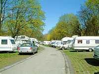 Vorschaubild: Camping Wien West in Wien Um den als Oval um den Platz führenden Hauptweg sind die Stellplätze angelegt.