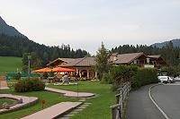 Vorschaubild: Camping Franzlhof in Söll Minigolfanlage links neben dem Gasthof