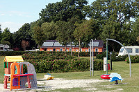 Vorschaubild: Ronæs Strand Camping in Ronæs bei Nørre Åby / Fyn Einer der Spielplätze. Im Hintergrund ein weiteres Sanitärgebäude