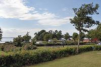 Vorschaubild: Ronæs Strand Camping in Ronæs bei Nørre Åby / Fyn Stellplätze für Wohnmobile (rechts) und Zelte (Mitte)