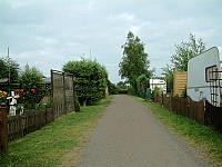 Vorschaubild: Camping Drosselhof in Hagen-Grinden/Weser bei Langwedel Weg im Dauercamperbereich