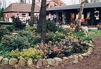 Vorschaubild: Campingpark Quellenbad in Heber bei Schneverdingen der gärtnerisch gestaltete Eingangsbereich mit Gaststätte