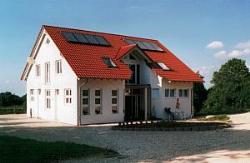 Vorschaubild: Camping Hirtenteich in Essingen - Lauterburg In dem neuen Gebäude sind die Rezeption und komfortable Sanitäranlagen untergebracht