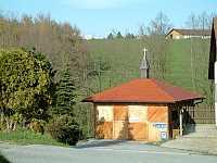 Vorschaubild: Drei-Flüsse-Camping in Irring bei Passau Zum Gedenken an seine Mutter legte der Eigner diese kleine Kapelle an.