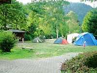 Vorschaubild: Campingpark Bad Liebenzell in Bad Liebenzell Zeltwiese mit Spielplatz im Hintergrund