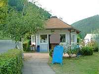 Vorschaubild: Campingpark Bad Liebenzell in Bad Liebenzell Links von der Rezeption die Einfahrt, rechts geht es ins Schwimmbad.