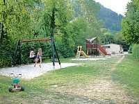 Vorschaubild: Campingpark Bad Liebenzell in Bad Liebenzell Spielplatz mit Sanitärgebäude im Hintergrund