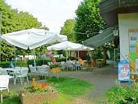 Vorschaubild: Campingpark Bad Liebenzell in Bad Liebenzell Die Terrasse vor der kleinen Gaststätte