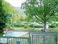 Vorschaubild: Campingpark Bad Liebenzell in Bad Liebenzell Blick auf die Badelandschaft neben dem Campingplatz
