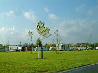 Vorschaubild: Alfsee - Campingpark in Rieste Auch an den Herbstagen 2005 herrscht auf der Wohnmobilwiese reger Betrieb.