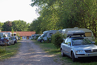 Vorschaubild: Störtebeker-Camp in Lietzow / Rügen Stellplätze, im Hintergrund das Sanitärgebäude