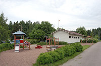 Vorschaubild: Rastila Camping in Helsinki-Rastila Spielplatz hinter einem Sanitärgebäude