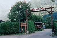 Vorschaubild: Camping Les Rosiéres in Chamonix Die Campingplatzeinfahrt lädt zum Besuch ein