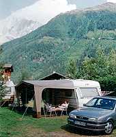 Vorschaubild: Camping Les Rosiéres in Chamonix Vor der Kulisse der riesigen Berge des Montblanc-Massiv wirkt so ein Caravan winzig