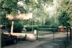 Vorschaubild: Camping Montaigut le Blanc in Champeix Mitten im Ort an einer sehr engen Straße befand sich die alte Zufahrt zum Campingplatz. Die Schilder und eine schmucke Rezeption erinnern noch daran