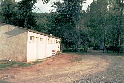Vorschaubild: Camping Montaigut le Blanc in Champeix In diesen zum Sportplatz gehörenden Umkleidekabinen ist jetzt die Rezeption provisorisch untergebracht. Früher befand sich die Rezeption in einem kleinen Gebäude am anderen Ende des Platzes