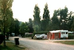 Vorschaubild: Camping Camp la Marjorie in Lons le Saunier Durch die großen Stellplätze wirkt der Platz aufgelockert
