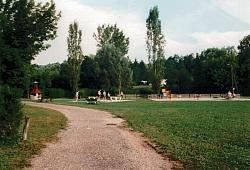 Vorschaubild: Camping Camp la Marjorie in Lons le Saunier Im hinteren Teil des Campingplatzes gibt es viel Raum für Sport und Spiel. Im Bildhintergrund ist der Kinderspielplatz zu erkennen