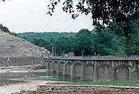 Vorschaubild: Camping Soleil Vivarais in Sampzon bei Ruoms Die Zufahrt zum Campingplatz erfolgt über diese Brücke. Da kann es schon mal eng werden