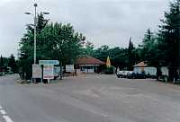 Vorschaubild: Camping Soleil Vivarais in Sampzon bei Ruoms Die Platzeinfahrt mit der Rezeption lädt zum Aufenthalt ein