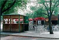 Vorschaubild: Camping Soleil Vivarais in Sampzon bei Ruoms Zum Platz gehört auch eine Gaststätte. In dem Haus hat der Pizzabäcker sein Domizil