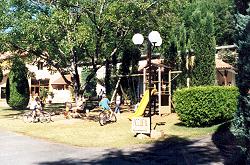 Vorschaubild: Camping - Clos Bernard in Vitrac Ein kleiner Spielplatz darf auf einem französischen Campingplatz nicht fehlen