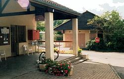 Vorschaubild: Camping Municipal d'Uzurat in Limoges In der Rezeption wurden wir freundlich empfangen. Im Hintergrund ist eins der Sanitärgebäude zu erkennen