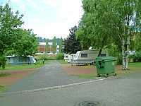 Vorschaubild: Camping Municipal Saverne in Saverne Einige Stellflächen sind gekiest. Man erkennt das leicht geneigte Gelände