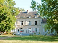 Vorschaubild: Castel Camping Caravaning Le Petit Trianon de Saint Ustre in Ingrandes Im Erdgeschoss des Chateaus befindet sich die Rezeption.