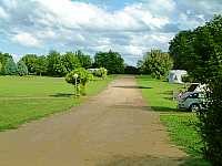 Vorschaubild: Castel Camping Caravaning Le Petit Trianon de Saint Ustre in Ingrandes Große Campingwiese links hinter dem Schlosswäldchen