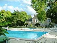 Vorschaubild: Castel Camping Caravaning Le Petit Trianon de Saint Ustre in Ingrandes Ein Pool gehört in Frankreich fast immer dazu, so auch hier neben dem Schlossgebäude.