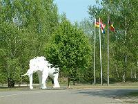Vorschaubild: Safari Camping in Hilvarenbeek Eingang zum Safaripark, während unseres Besuchs leider der einzige zu besichtigende Elefant (Skulptur)