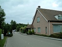 Vorschaubild: Camping Veerse Meer in Wolphaartsdijk Einfahrt zum linksseitigen Hauptplatz mit Empfangsgebäude