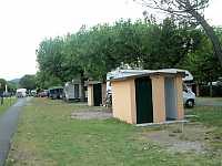 Vorschaubild: Camping Sporting Center in Montegrotto Terme von diesen Sanitärhäuschen auf der rechten Seite entdeckten wir über 30 Stück.