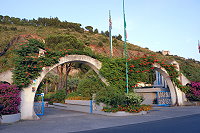 Vorschaubild: Camping Villággio Turistico la Mantinera in Práia a Mare Einfahrt zum Campingdorf